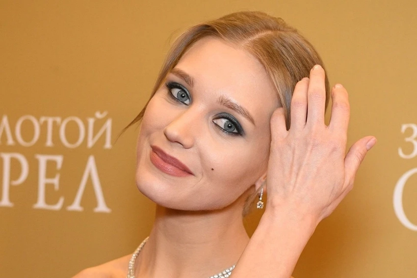 Кристина Асмус после скандального увольнения улетела из России