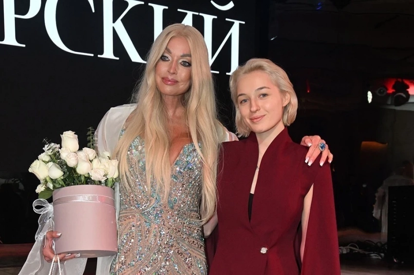 «Куда лезет эта тетя?»: Волочкова обвинила Елену Николаеву в срыве свадьбы дочери