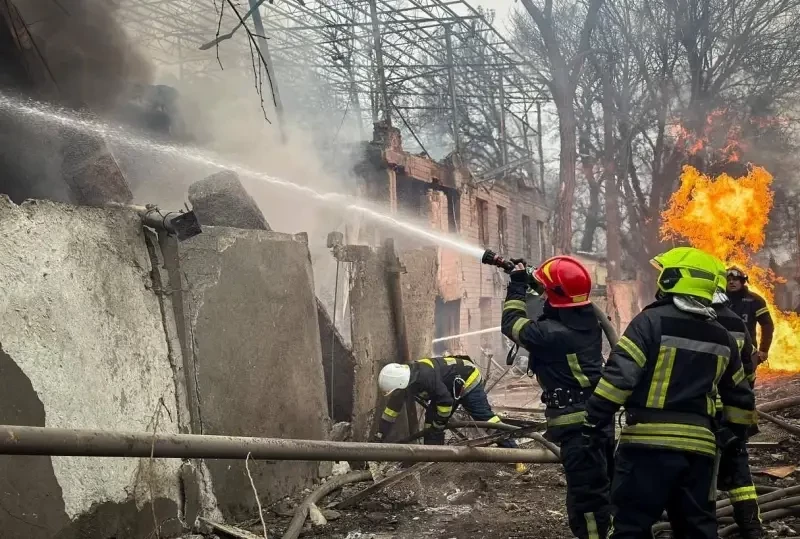 Пожар потушили только утром: целью ночной атаки ВС РФ по Запорожью был вагоноремонтный завод