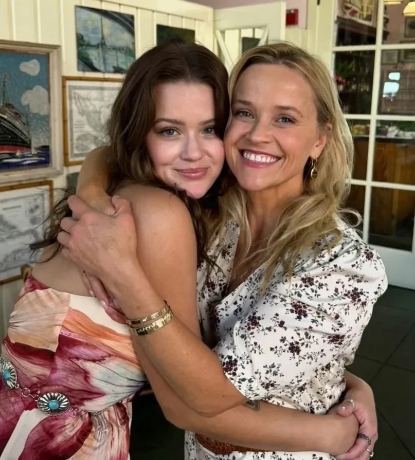 Эмили Ратаковски, Хейли Бибер, Лили Коллинз и другие звёзды поделились редкими семейными фото по случаю Дня матери