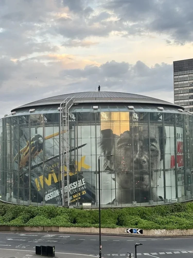 Том Круз без страховки взобрался на крышу кинотеатра в Лондоне