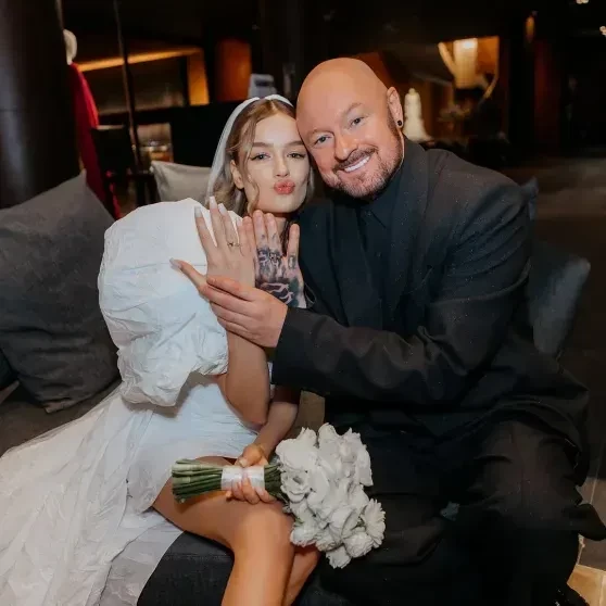 "В каждой девочке живёт рыцарь". 18-летняя жена режиссёра Марка Горобца снялась в доспехах на фоне критики пары