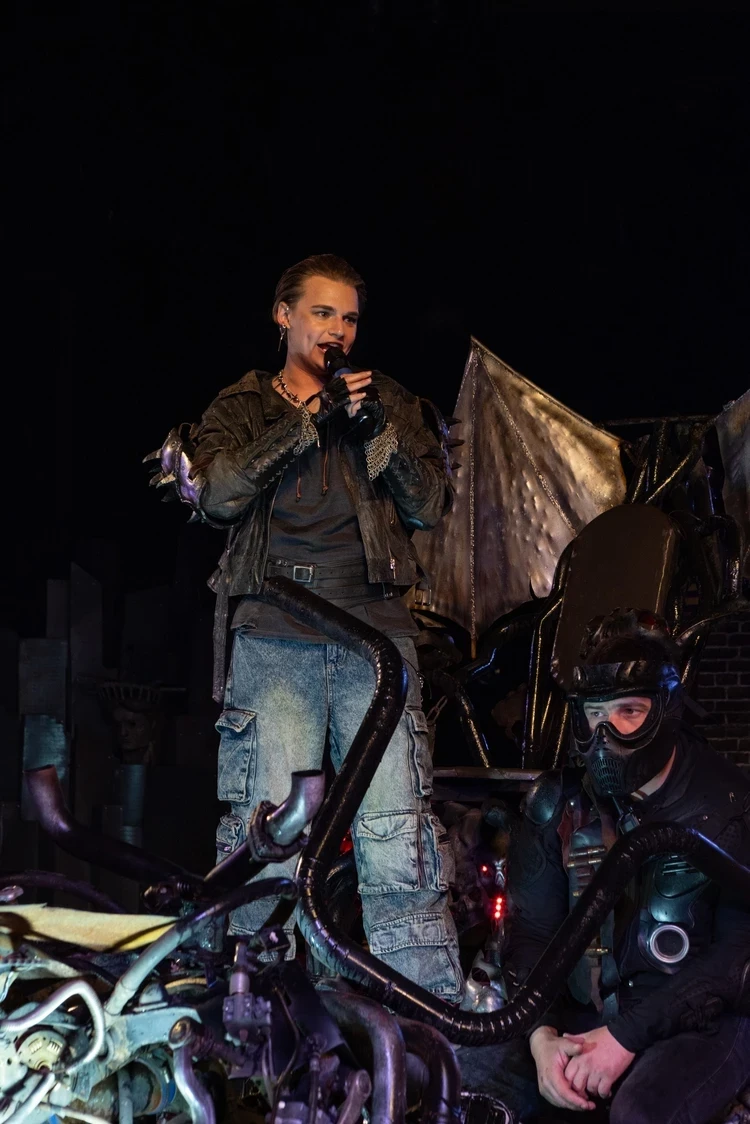 Огненное шоу, байкеры и торт с цепями: финалист проекта «Выживалити» Никита Турчин устроил грандиозную вечеринку по случаю своего 25-летия