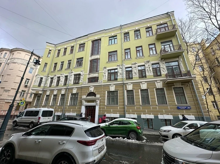 Первый месяц Михаила Ефремова на воле: Проходит медпроцедуры, смотрит кино, читает сценарии