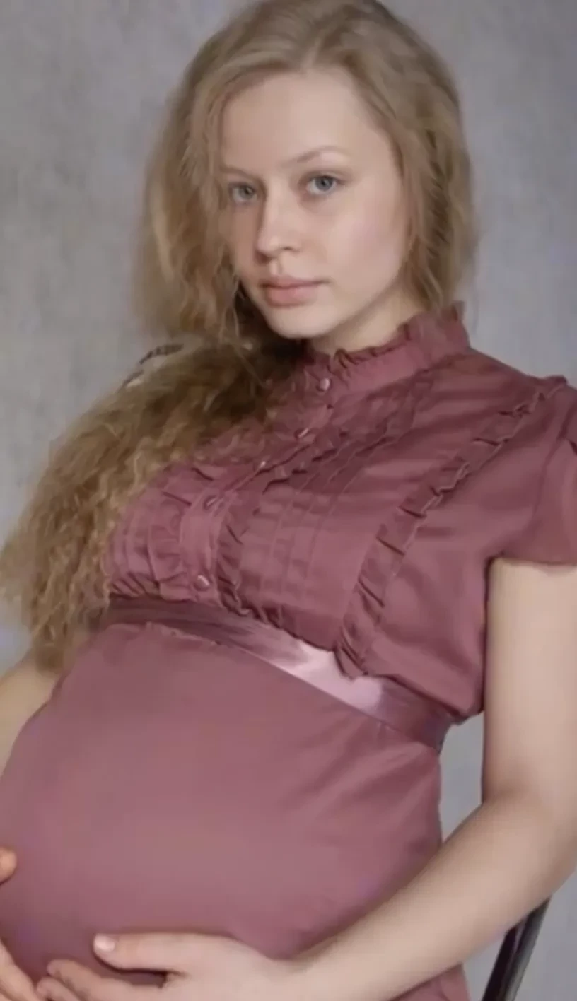 "Какое счастье, что ты есть". Юлия Пересильд показала архивные фото с дочерью Анной по случаю её 16-летия