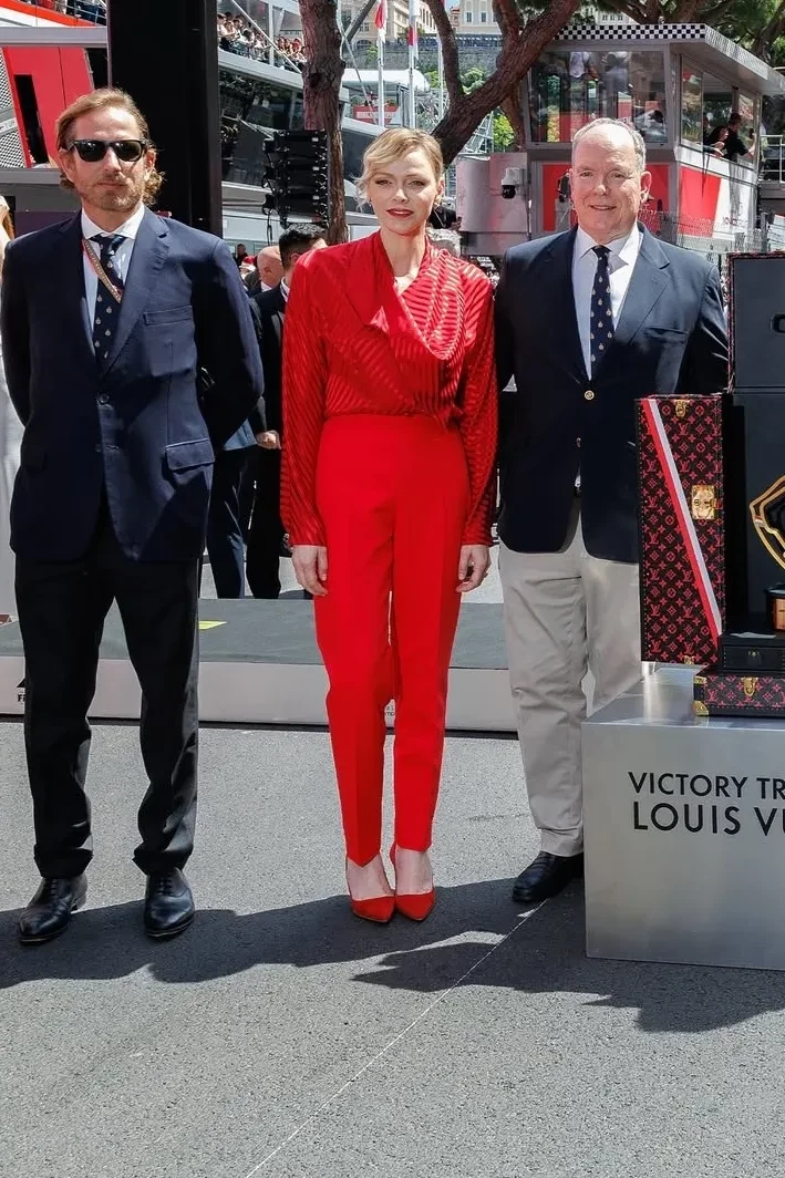 Князь Альбер и княгиня Шарлен с сыном, Бернар Арно с детьми посетили Гран-при "Формулы-1" в Монако