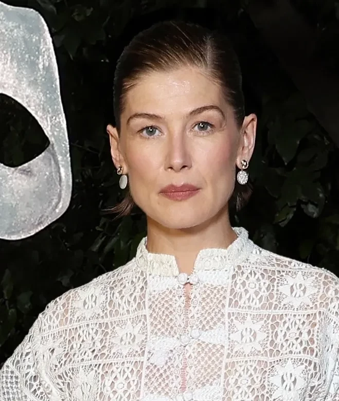 Натали Портман, Дева Кассель и Розамунд Пайк на показе Dior в Риме