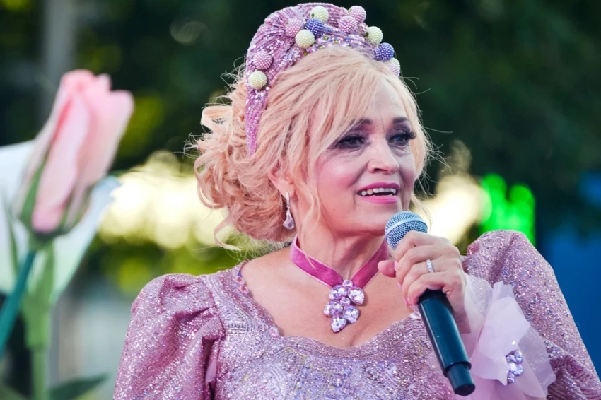 Внезапная популярность Кадышевой едва не обернулась трагедией: народную артистку чуть не задушили прямо на сцене