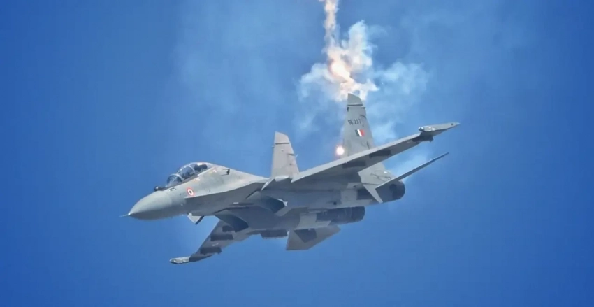 «Истребитель показал свой темперамент в небе»: Су-30МКИ ВВС Индии удалось уклониться от ракет китайского происхождения