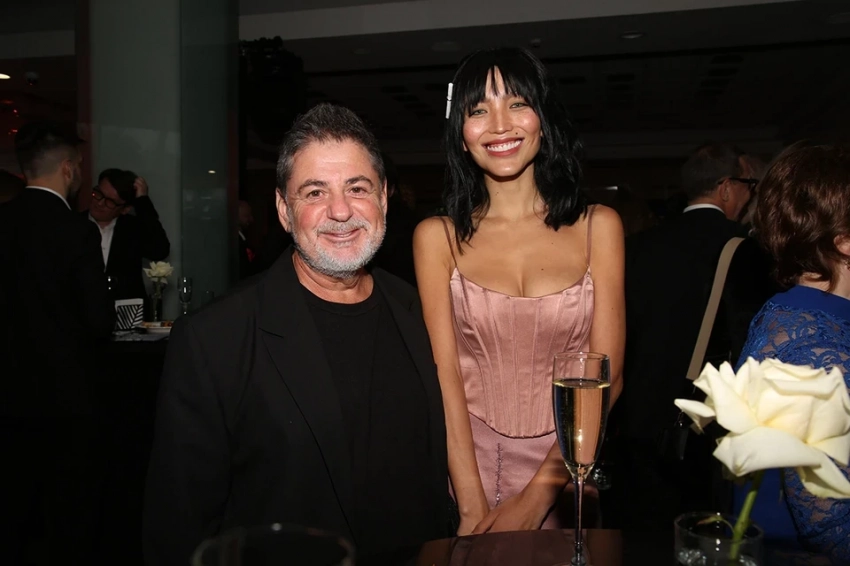 Молодая супруга Цекало Дарина Эрвин удивила необычным образом: сумка в виде букета цветов и «сигаретка за ухом»