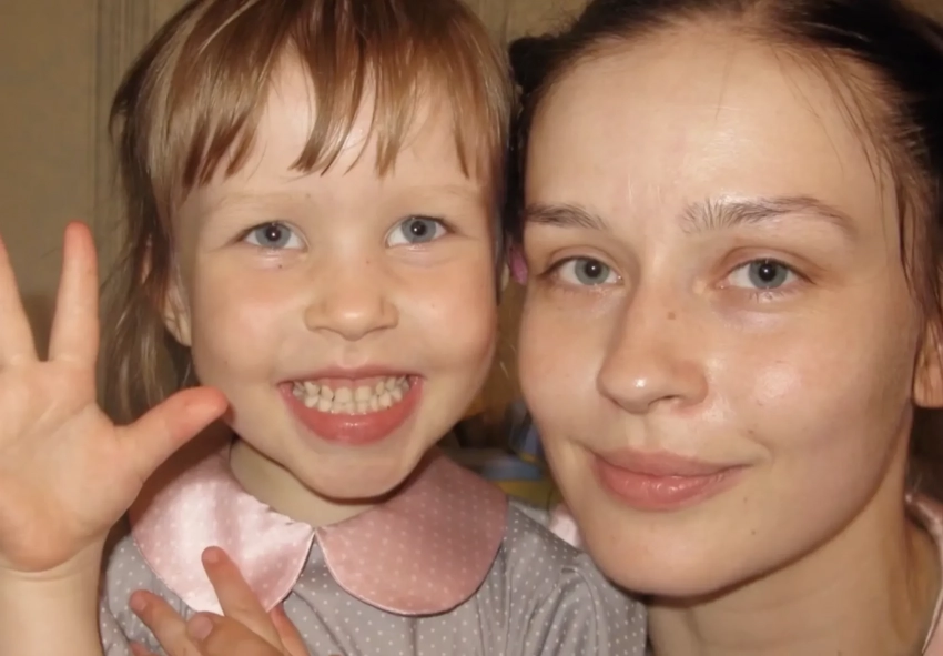 "Какое счастье, что ты есть". Юлия Пересильд показала архивные фото с дочерью Анной по случаю её 16-летия