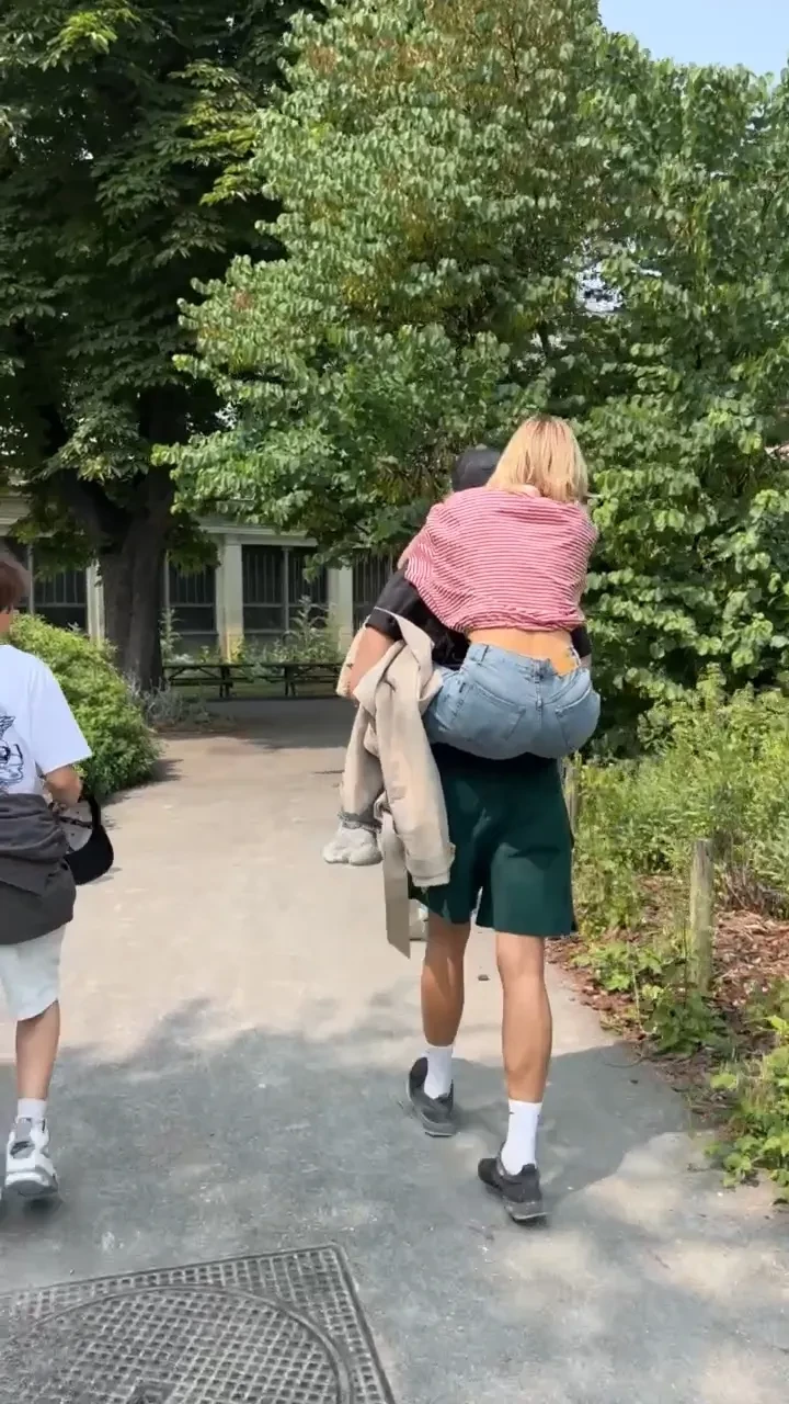 Елена Перминова с детьми прилетела в Париж к Тарасу Романову на фоне слухов об их расставании