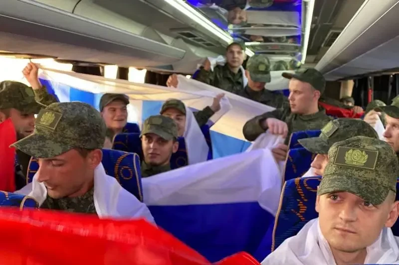 Россия вернула с подконтрольной Киеву территории вторую группу российских бойцов в рамках обмена военнопленными