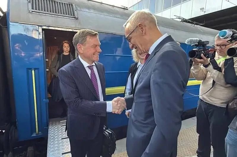 «Новые поставки оружия и непоколебимая поддержка Украины»: В Киев с необъявленным визитом прибыл глава МИД ФРГ Йоханн Вадефуль