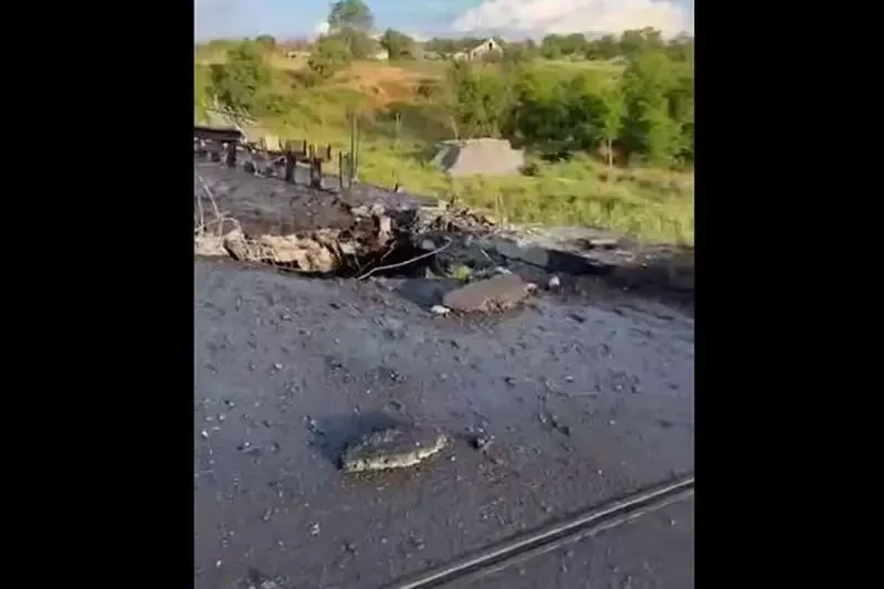 Попытка изоляции района боевых действий: Российские ВКС нанесли удар по мосту через реку Волчья на границе ДНР и Днепропетровской области