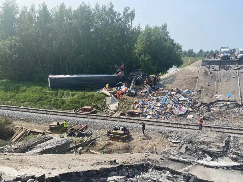 Появляются сведения о выявлении американского взрывчатого вещества военного назначения C-4 на месте подрыва моста над железной дорогой в Брянской области