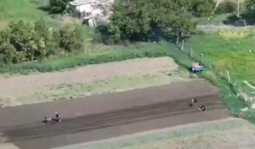 Кадры с дрона: жители недавно освобождённого села Алексеевка в ДНР возделывают поля в нескольких сотнях метров от линии фронта