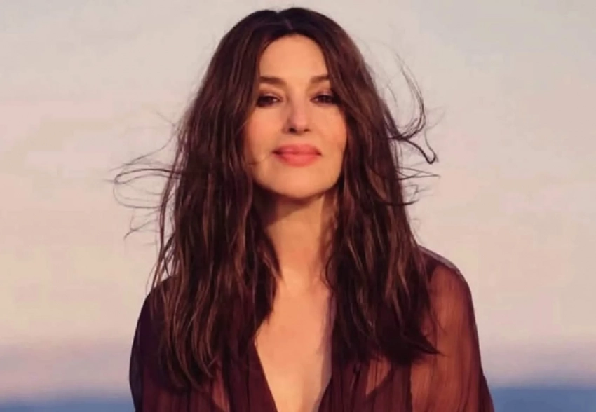 Вышли новые фото и видео с 60-летней Моникой Беллуччи в пляжных образах