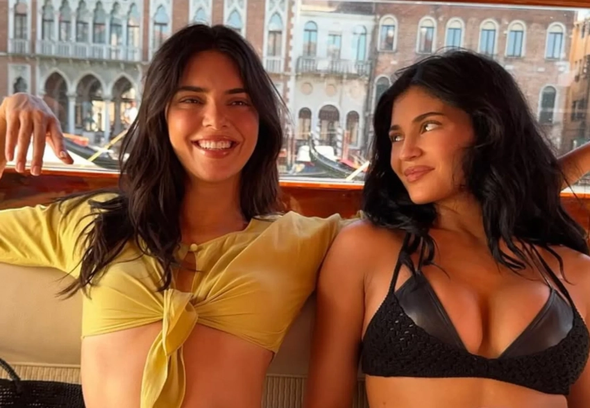 Бикини, "леопардовый" образ, дети: Кайли Дженнер показала, как провела время на свадьбе Джеффа Безоса и Лорен Санчес