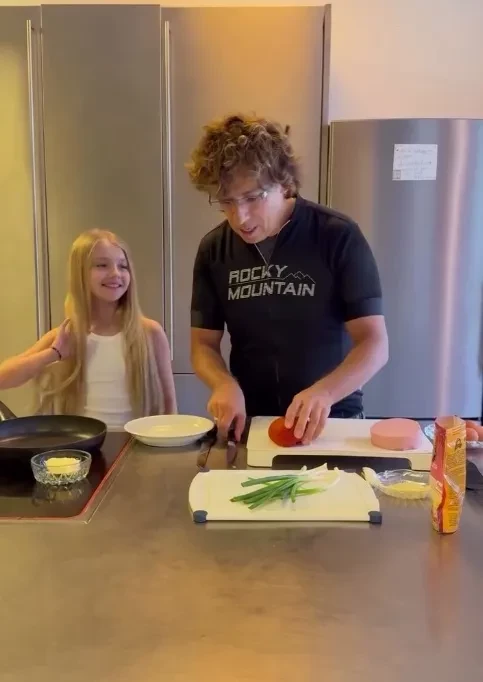 Лиза помогает готовить завтрак, Гарри учит английский: Максим Галкин* показал домашние будни с детьми и Аллой Пугачёвой