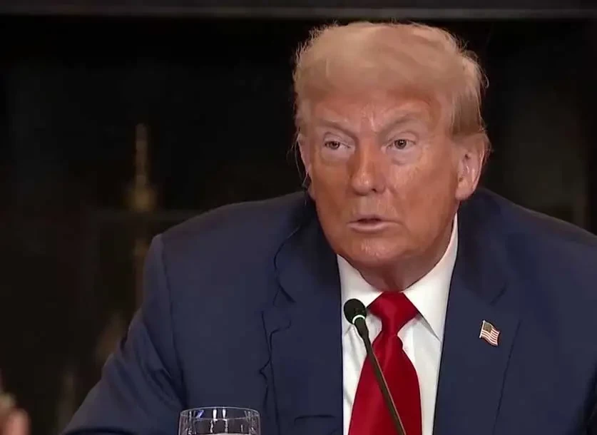 «Я не знаю, кто это, но если что, то я бы знал»: Трамп запутал прессу США своими ответами о человеке, принимавшем решение о приостановке военных поставок Украине