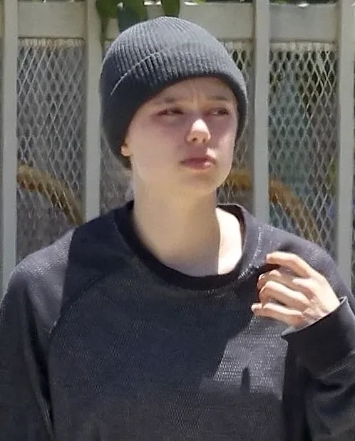 Дочь Анджелины Джоли и Брэда Питта вышла за кофе, а её сравнили с матерью