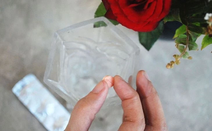 Что нужно добавить в вазу, чтобы букет роз стоял 2 недели и не вял