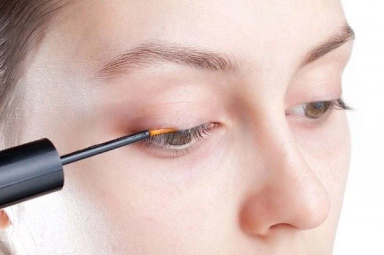 Что скрывается за «волшебным» эффектом сыворотки для роста ресниц и бровей, чем она опасна