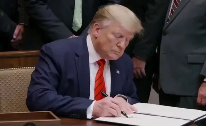 Белый дом: Трамп - главнокомандующий, поэтому он оставляет за собой право лично принимать решения по санкциям против России