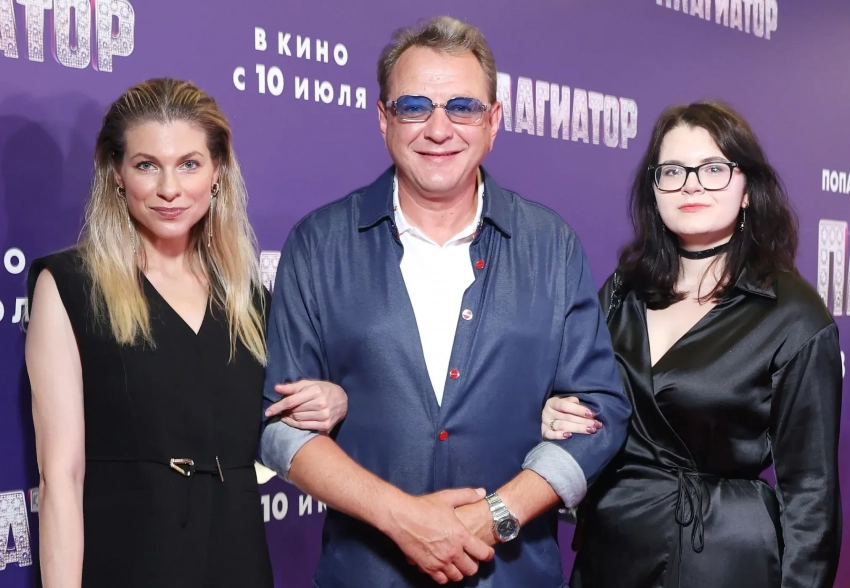 Марат Башаров вышел в свет с невестой и взрослой дочерью