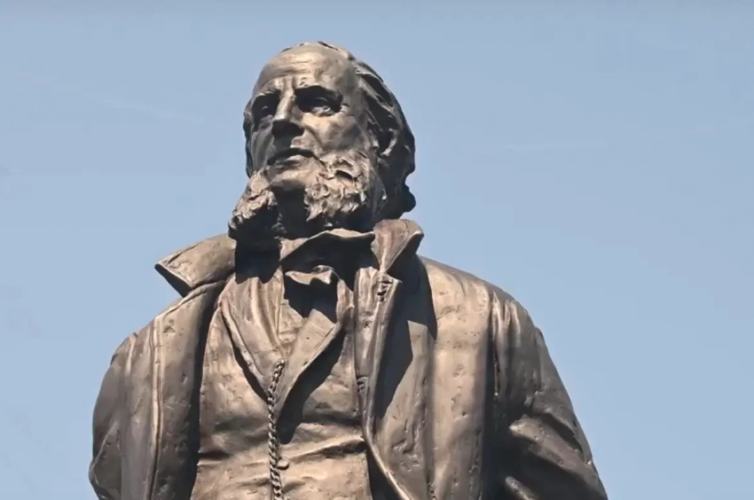 Азербайджанские власти снесли памятник выдающемуся русскому художнику в переименованном Степанакерте