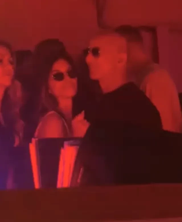 Джефф Безос и Лорен Санчес отдыхают в ночном клубе на Ибице