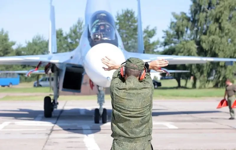 Поставленные Россией многоцелевые истребители Су-30СМ2 готовятся защищать небо Белоруссии