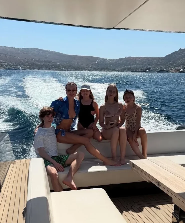 Экс-возлюбленная Бориса Березовского Дарья Коновалова отдыхает с дочерьми в Турции