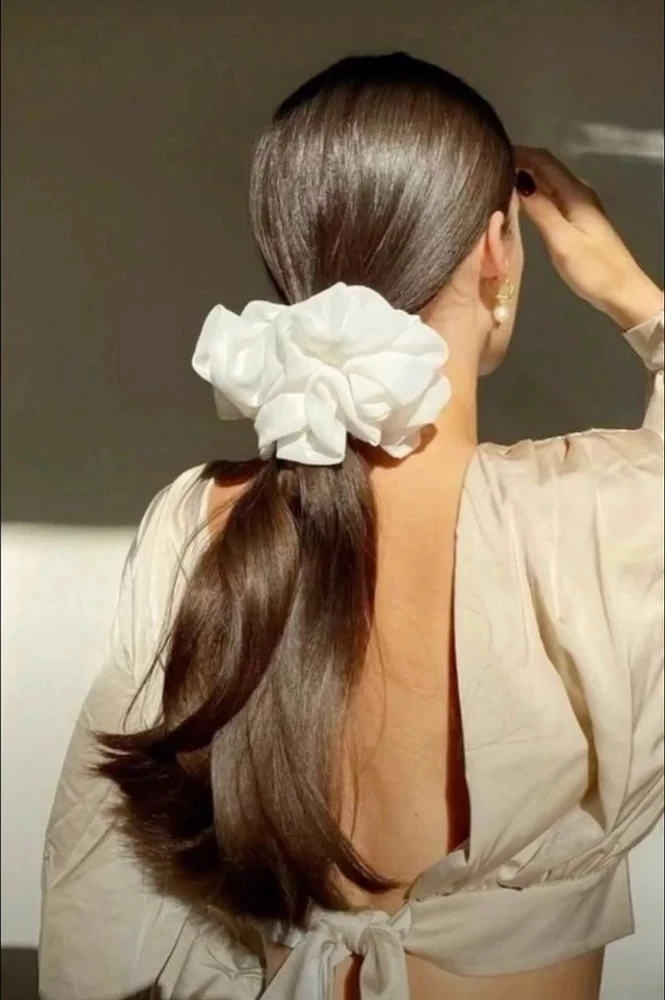 Превратят обычные пряди в модную укладку: 8 идей, как красиво завязывать волосы