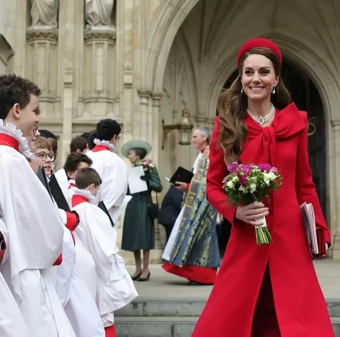 Кейт Миддлтон стала блондинкой: принцессу Уэльскую засняли с мужем и детьми в Шотландии