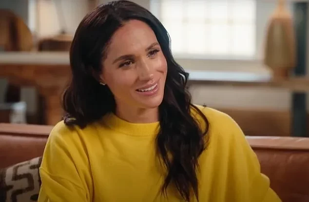 "Была вынуждена носить телесные колготки". Меган Маркл опять пожаловалась на ограничения в королевской семье