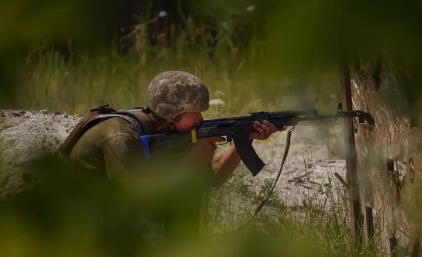 Противник, рассчитывавший на временное прекращения огня, начинает метаться, бросая резервы с одного направления на другое