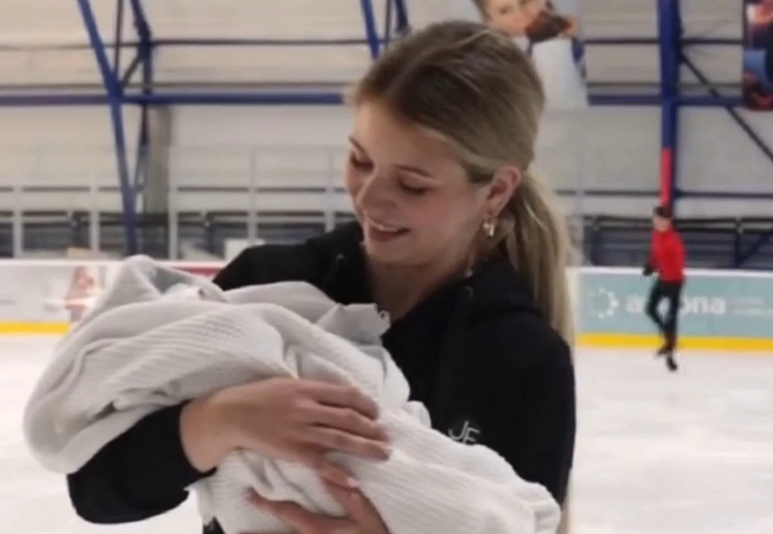"Случайно получилось". Александра Трусова вышла на лёд с новорождённым сыном