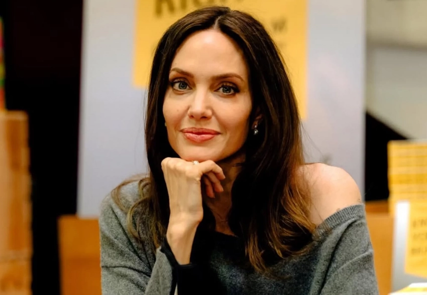 "У неё не было выбора, где жить, из-за соглашения об опеке с Брэдом". Анджелина Джоли готовится переехать из США, как только близнецам исполнится 18 лет