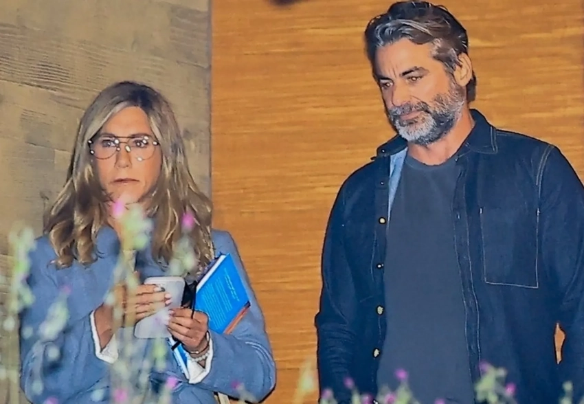 Дженнифер Энистон засняли на свидании с бойфрендом-гипнотерапевтом