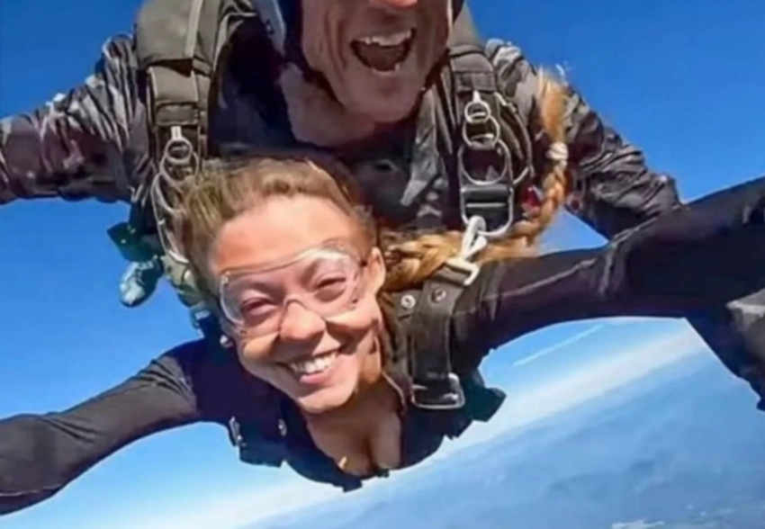 "Летающие соски". Сидни Суини раскритиковали за то, что она прыгнула с парашютом в костюме с глубоким декольте