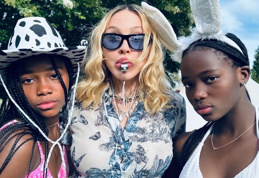 Вечеринка у бассейна и лабубу: Мадонна отметила 13-летие дочерей-близнецов с молодым бойфрендом и детьми