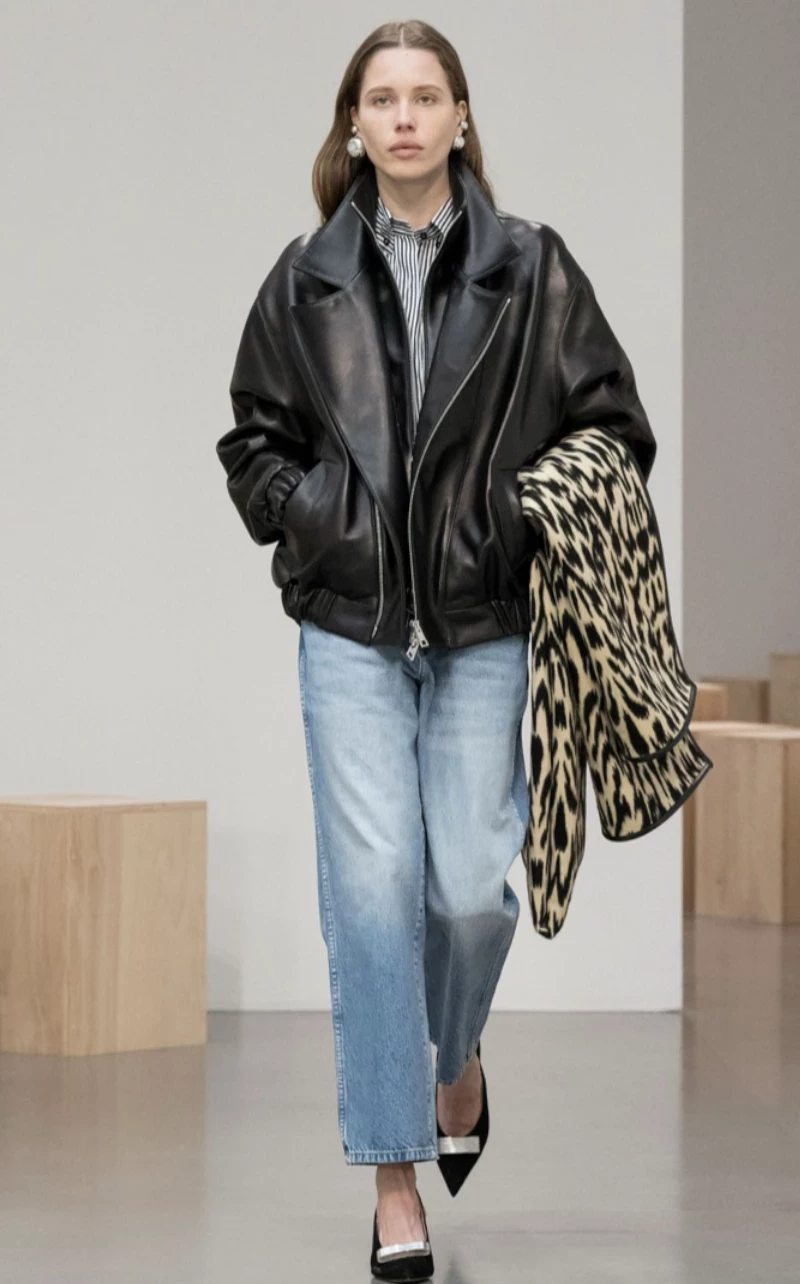 Чтобы выглядеть гармонично: 5 вариантов джинсов для высоких девушек