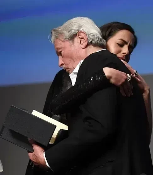 Младший сын Алена Делона требует признать завещание отца недействительным