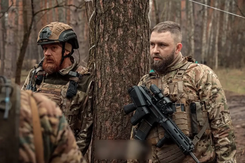 Оператор дрона снял, как отделение ВСУ покинуло позиции в лесу под Купянском