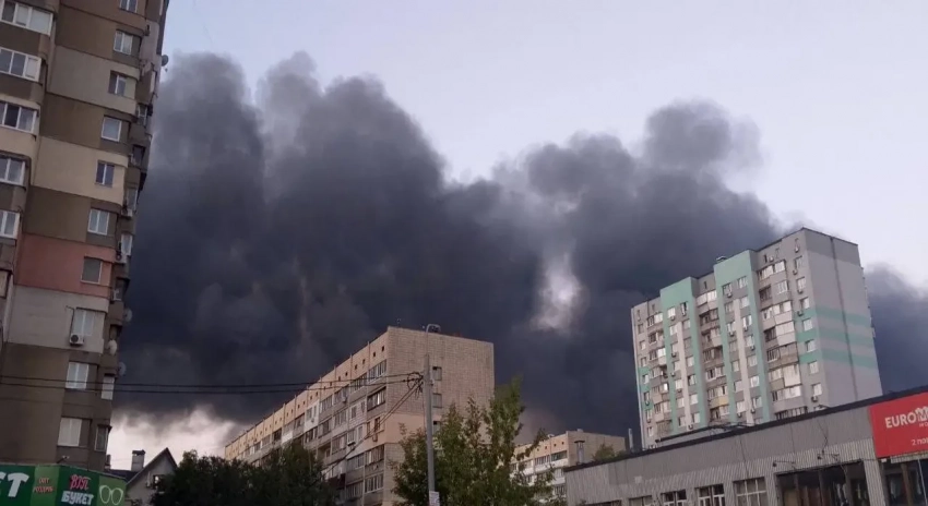 Столб дыма после прилёта в Киеве виден с майдана