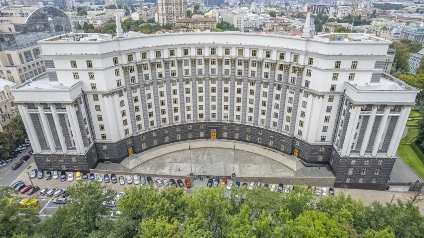 В центре Киева горит здание правительства Украины