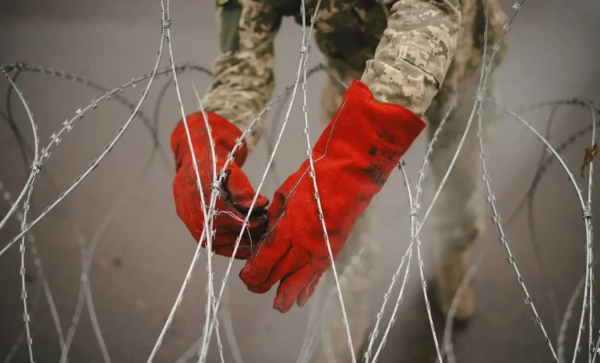 На въезде в Сумы спешно возводят фортификации прямо на дорогах