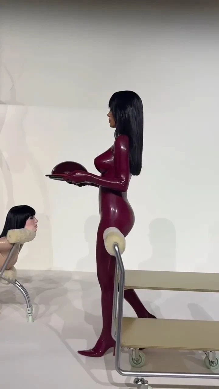 Бьянка Цензори в латексном костюме устроила перформанс в Сеуле